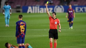 O 'tsunami' de cartões amarelos no Barcelona que impõe uma reflexão sobre as cinco substituições