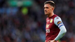 Capitão do Aston Villa acusado de condução perigosa em altura de isolamento