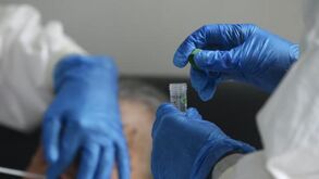 Coronavírus: Ministério da Saúde lamenta morte de médico português