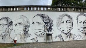 Mural de Vhils dedicado aos profissionais de saúde inaugurado no Hospital de S. João no Porto