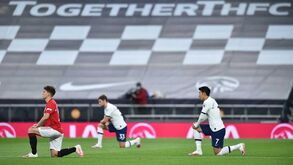 Jogadores de Tottenham, Man. United e até o árbitro ajoelham-se antes do jogo: as imagens arrepiantes