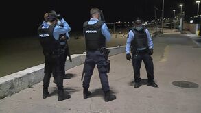 PSP interrompe festa ilegal com mais de mil pessoas na praia de Carcavelos