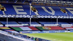 Everton recebe Liverpool em Goodison Park com bandeira de Portugal em destaque