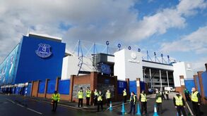 Equipa do Liverpool equipou-se no estacionamento do estádio do Everton