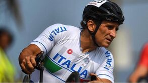 Zanardi vai continuar sedado e ventilado até à próxima semana