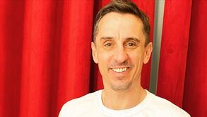 Neville abandona Twitter depois do título do Liverpool e Carragher diz que ele foi de férias