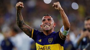Carlos Tévez renova com Boca Juniors e doa salário a entidade sem fins lucrativos