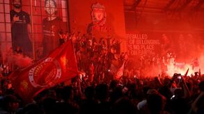 Do longo jejum à euforia dos adeptos: título do Liverpool visto pela imprensa inglesa