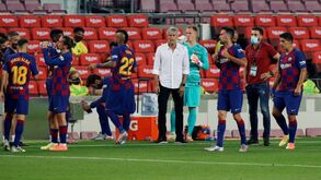 Plantel do Barcelona vira as costas a Setién: jogadores já nem ouvem o treinador nos jogos