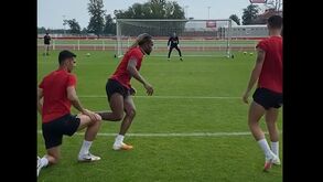 Palestra de Otamendi, conversa entre Rafa e Schmidt e António Silva a cantar o hino: Benfica mostra bastidores