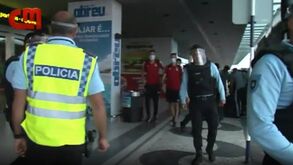 «Uma vergonha, não sabem jogar à bola»: adeptos do Benfica revoltados no aeroporto da Madeira