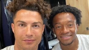 Cristiano Ronaldo 'imita' penteado de Cuadrado e nem Cristina Ferreira resistiu em comentar