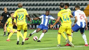 Mbemba coloca água na fervura: «Vencemos só este jogo e ainda faltam cinco finais»