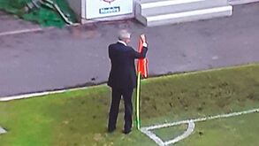 Luís Filipe Vieira foi apanhado ao telefone... junto à bandeirola de canto