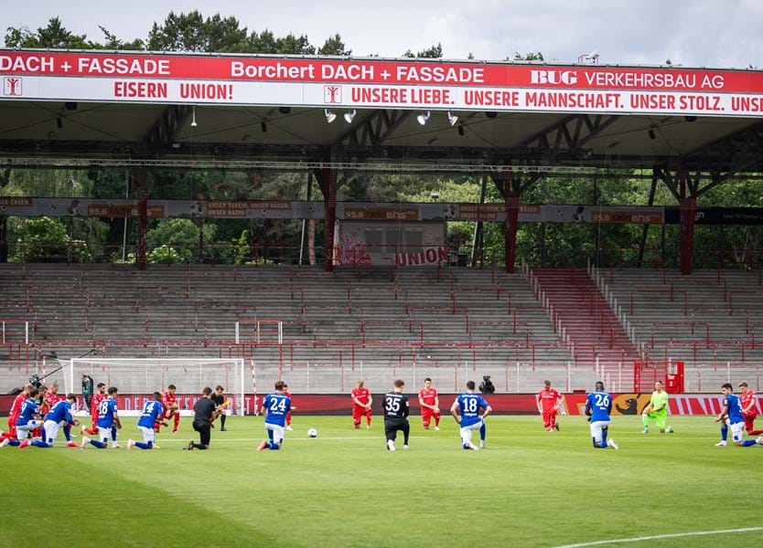 Luta contra o racismo: jogadores de Union Berlim e Schalke 04