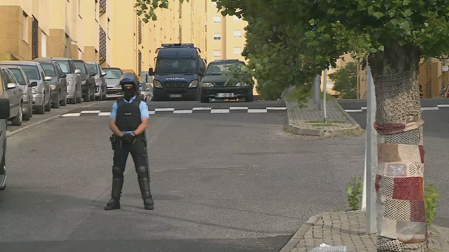 Megaoperação da PSP cerca bairro da Quinta da Fonte em Loures