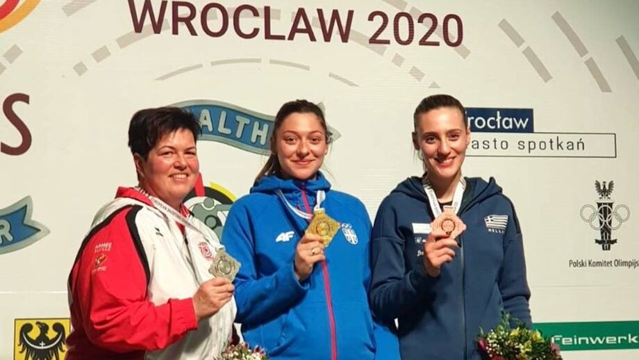 Campeã da Europa de tiro morre devido a complicações no parto