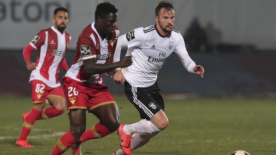 Ponck (à esquerda) foi da Luz para o Aves