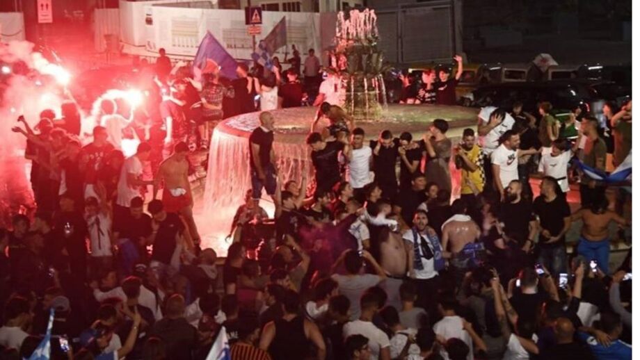 Milhares a celebrar a conquista de Itália sem qualquer distanciamento social ou máscaras