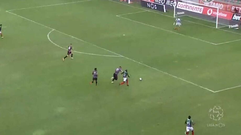 Treinador juntou os jogadores no balneário e pediu-lhes o título de campeão no próximo ano