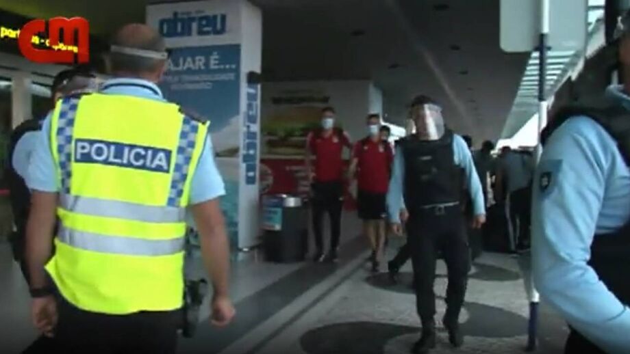 Ambiente de contestação na chegada da equipa
