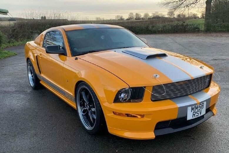 Se é um fã de ‘pony cars’, por menos de 55 mil euros pode ficar com o Ford Mustang Shelby GT California que já foi de Vincent Kompany. O super desportivo do defesa do Anderlecht, depois de ter defendido 11 épocas as cores do Manchestyer City, é o número 50 dos 215 exemplares produzidos para esta edição especial.