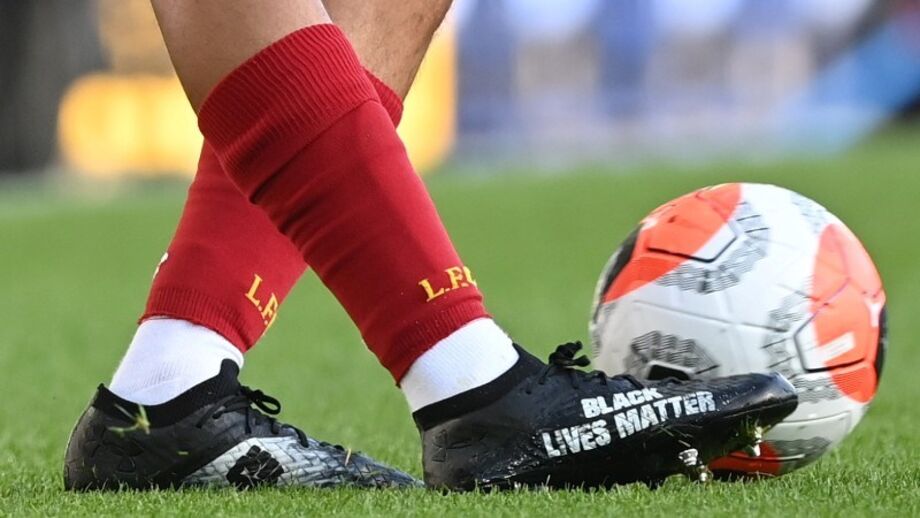 Qual a marca da chuteira do Alexander-Arnold?
