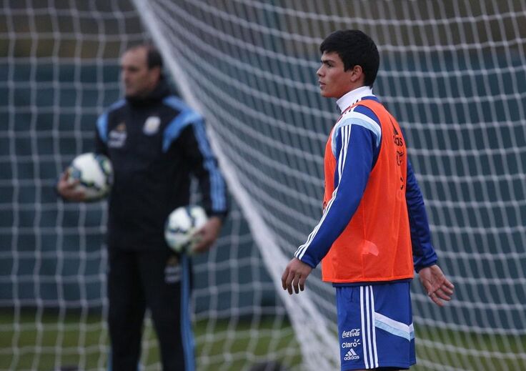 Jonathan Silva jogou pela Argentina num particular contra Portugal em 2014