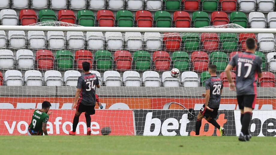 A crónica do Marítimo-Benfica, 2-0: Caldeirão do declínio