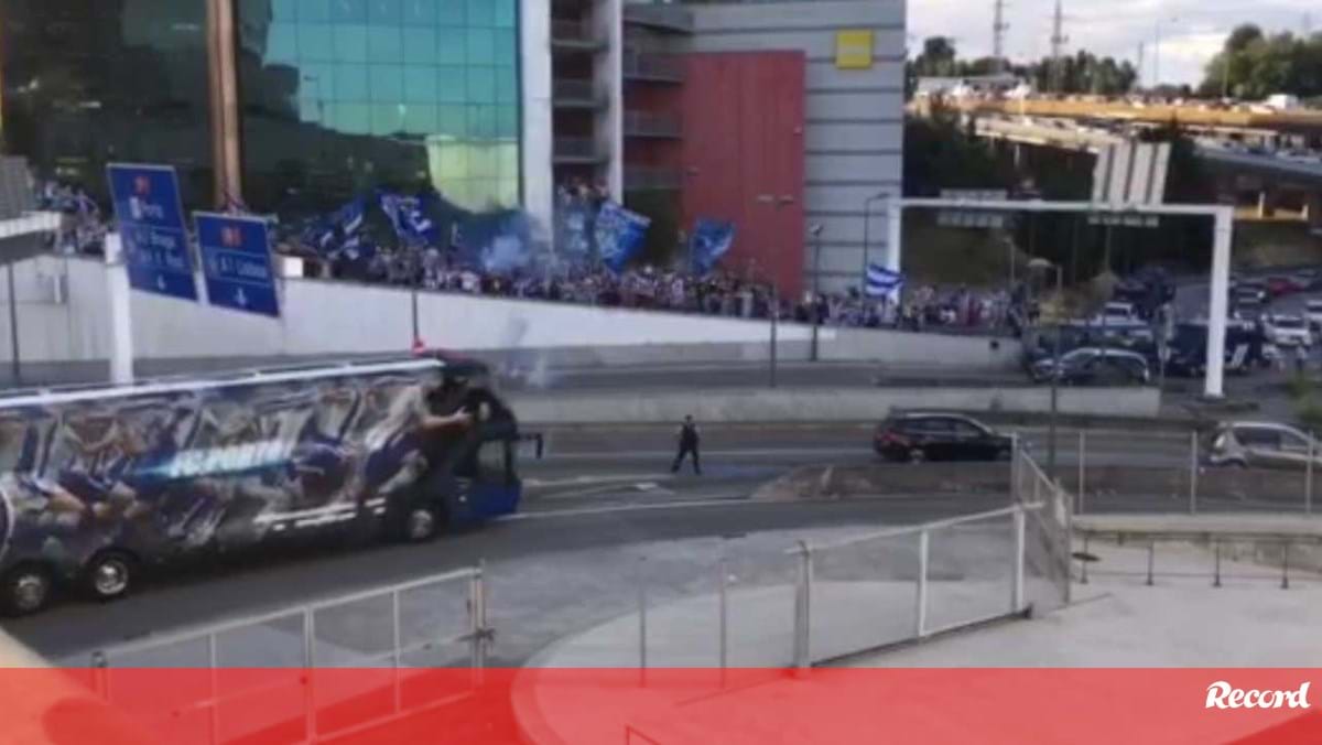 Autocarro do FC Porto sai do Dragão em clima de festa - Vídeos - Jornal