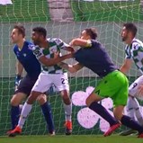 Polémica a fechar o Moreirense-Sporting: árbitro viu as imagens mas não assinalou penálti sobre Coates