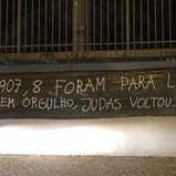 «Hoje, sem orgulho, Judas voltou...»: adeptos do Benfica mostram tarja contra o regresso de Jorge Jesus