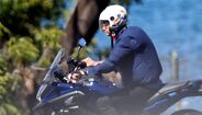 Bolsonaro infetado com coronavírus passeia de moto e fala com funcionários sem máscara