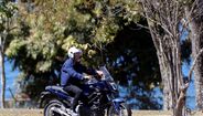 Bolsonaro infetado com coronavírus passeia de moto e fala com funcionários sem máscara