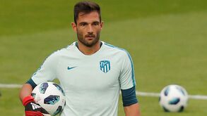 Adán ganha força para ser alternativa a Maximiano na baliza do Sporting 