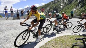 Covid-19: Ciclistas colombianos aterram na Europa em voo fretado pelo governo 