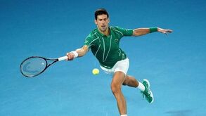 Djokovic doa 40 mil euros a hospital sérvio para combate à covid-19