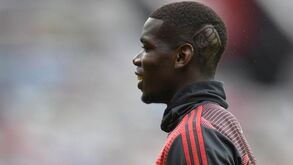 Pogba surge com um novo 'look': francês tem um punho fechado recortado no cabelo