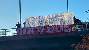 «Fizeram a cama... agora deitem-se a vê-los festejar!»: claque do Benfica deixa mensagem à direção