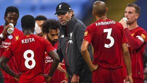 Liverpool vendeu 1,7 milhões de camisolas, stock esgotou e New Balance não quer fazer mais