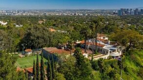 Piscinas, campos de ténis, sete lareiras: assim é a nova mansão de LeBron James