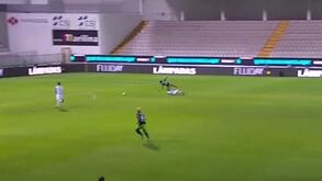 Halliche facilitou, perdeu a bola para Plata e viu vermelho direto ao travar o extremo do Sporting
