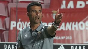 Nélson Veríssimo certo no banco do Benfica