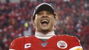 Patrick Mahomes assina o maior contrato na história do desporto