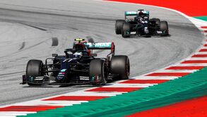 Mercedes diz que problema na caixa de velocidades terá sido devido a 