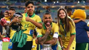 Dani Alves: «Vou contar uma coisinha que ninguém sabe...»