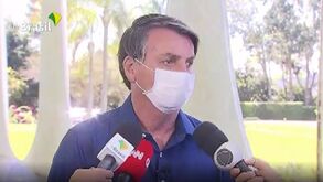 Bolsonaro retira máscara facial enquanto fala aos jornalistas após saber que está infetado com coronavírus