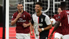 Cristiano Ronaldo 'picou' Ibrahimovic no penálti: sueco marcou, respondeu e acabou a sorrir