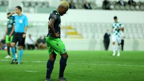 Jovane foi 'apertado' por Acuña e Wendel após jogo do Sporting em Moreira de Cónegos