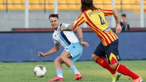 Defesa da Lazio castigado com quatro jogos e 10 mil euros por morder adversário